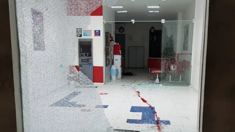 Dois suspeitos são mortos durante roubo a banco em Maribondo, AL