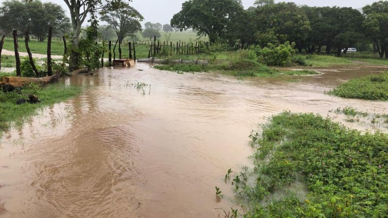 Famílias de aldeia indígena ficam ilhadas após barragem transbordar em Palmeira dos Índios, AL