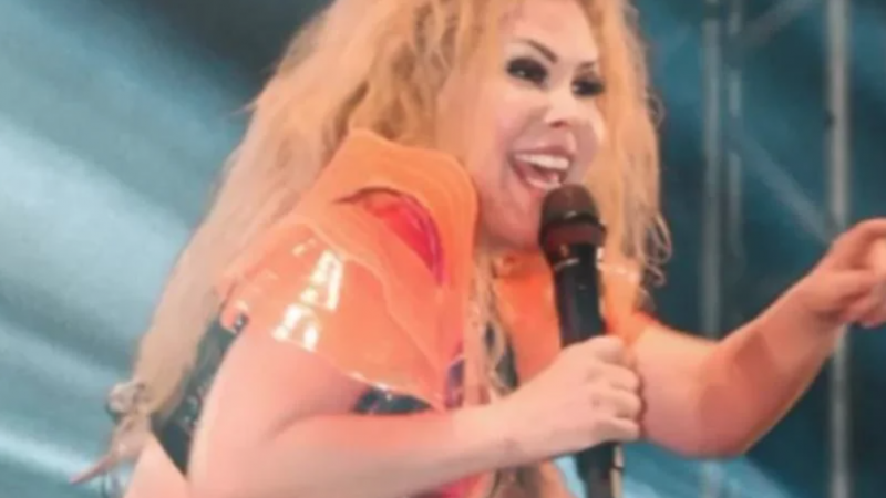 Joelma volta a aparecer com rosto inchado e preocupa fãs no Rio