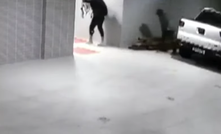 Fantástico divulga imagens dos ladrões que invadiram o apartamento de Carlinhos Maia