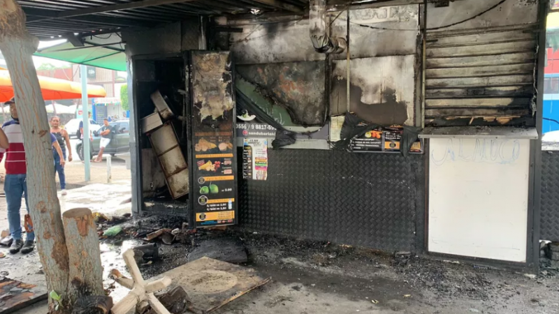 Incêndio destrói trailer de lanches na Jatiúca, em Maceió