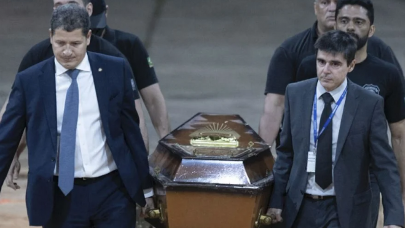 Corpos de Bruno Pereira e Dom Phillips chegam a Brasília para perícia