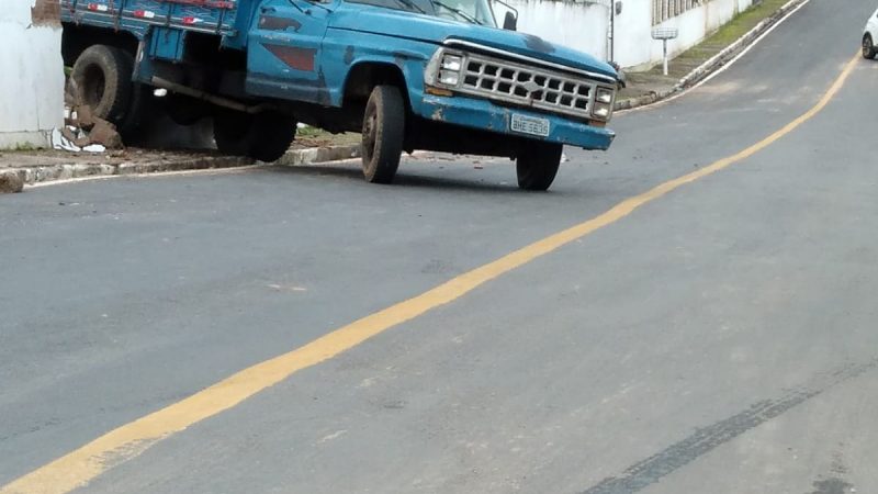 Motorista perde controle de caminhão, bate e derruba muro de residência em Palmeira dos Índios