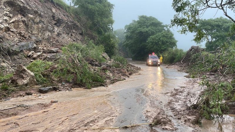Fortes chuvas provocam rompimento de barragem e queda de barreiras em Palmeira dos Índios