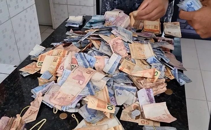 Homem rouba carro de padre de AL e distribui R$ 10 mil reais para a população de Caruaru, PE
