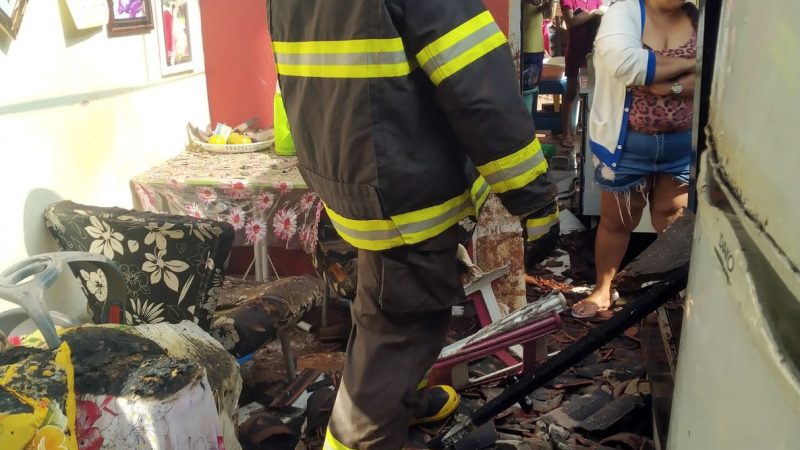 [Vídeo] Incêndio em residência mobiliza o Corpo de Bombeiros em Palmeira dos Índios