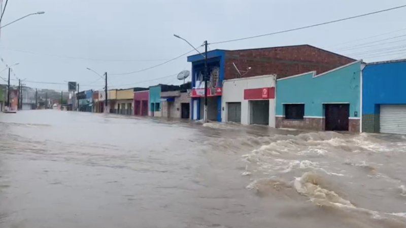 Rios transbordam e causam alagamentos no interior de Alagoas