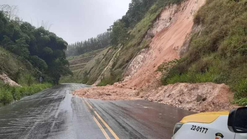 Deslizamento de barreira interdita AL-105, no sentido São Luís do Quitunde