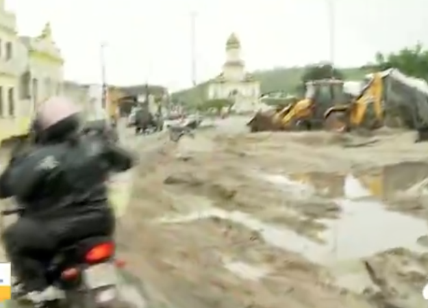 Após cheia, cenário é de destruição em São José da Laje, AL; nível do Rio Mundaú continua alto