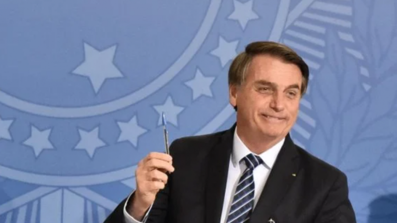 Bolsonaro obriga postos a informarem queda no preço dos combustíveis