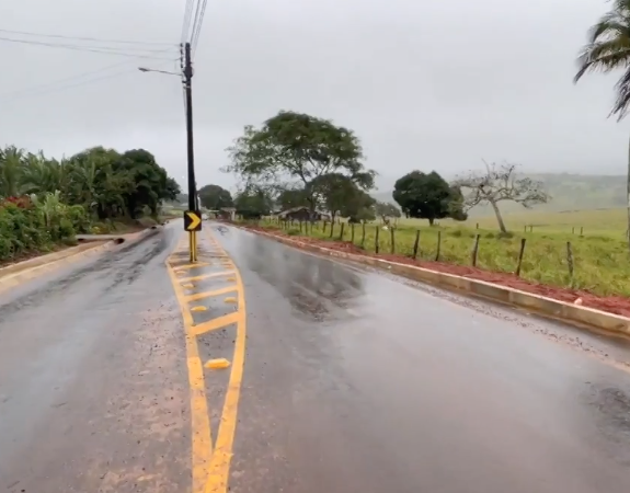 Postes da rede elétrica são instalados no meio de rodovia no Agreste de Alagoas