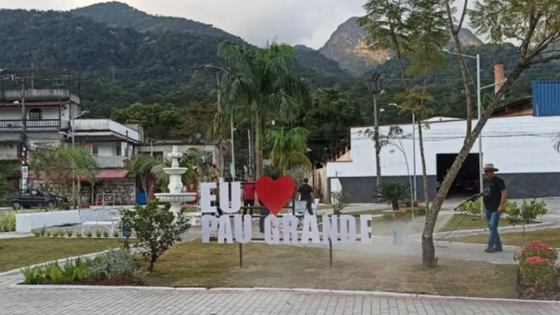 ‘Eu ❤️ Pau Grande’: distrito onde nasceu Garrincha viraliza após instalação de letreiro em praça