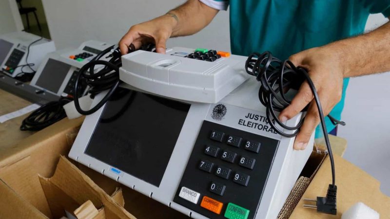 Após inspeção, TSE começa a lacrar sistema das urnas eletrônicas