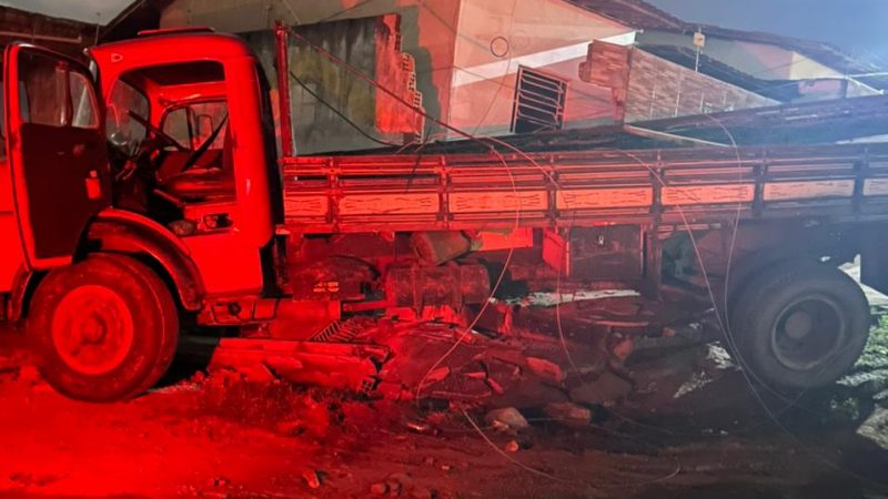 Caminhão desgovernado atinge poste e casa em Palmeira dos Índios