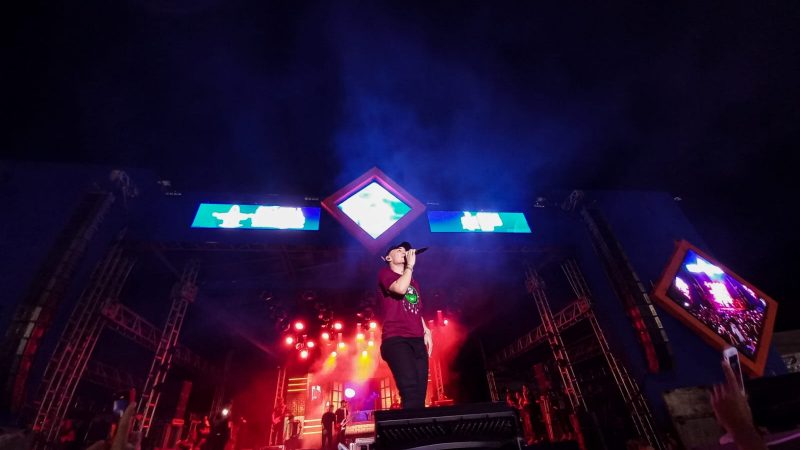 João Gomes e Walkyria Santos levam mais de 50 mil pessoas para a última noite do FIPI