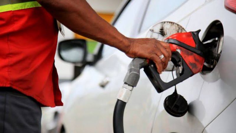 Redução no preço do litro da gasolina começa a valer nesta terça-feira (16)