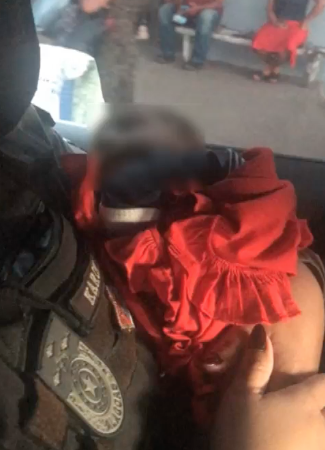 Recém-nascido é encontrado vivo dentro de caixa em grota de Maceió