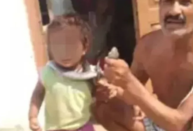 Homem se exibe com cobra no pescoço e morre ao ser picado pelo animal