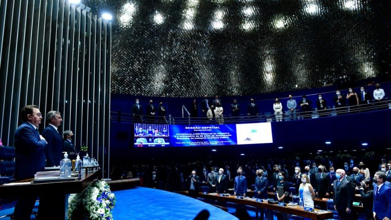 Senado aprova redução na idade mínima para laqueadura