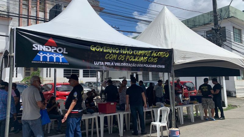 Em frente ao palácio, Sindpol cobra do Governo de AL melhores condições de trabalho