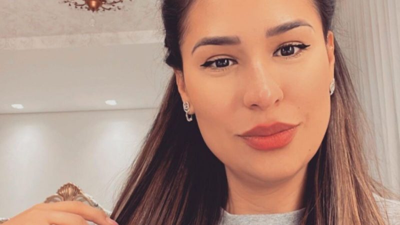 Simone viaja sozinha após rumores de romance entre o marido e Simaria