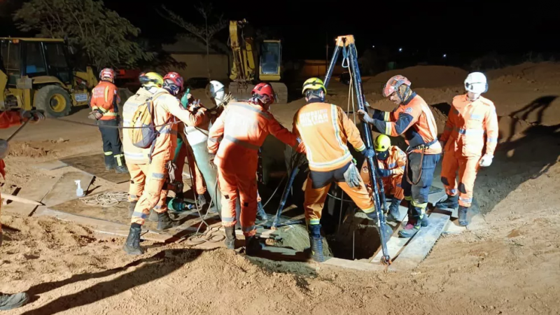 Morre criança que ficou 18h presa em buraco de 8 metros de profundidade em MG