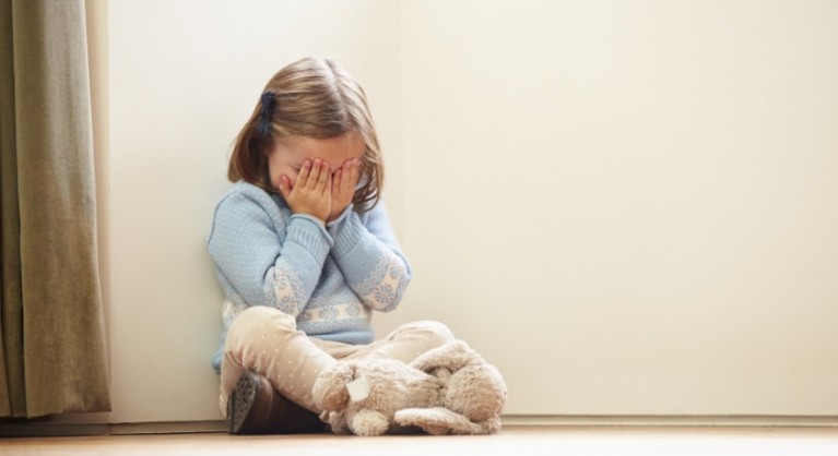 Mãe flagra pai estuprando a filha de nove anos e homem é preso