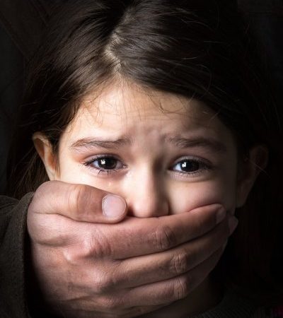 Mãe tapava boca da filha de 13 anos para padrasto estuprá-la em MG