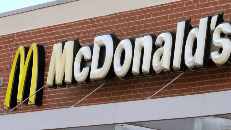McDonald’s deve indenizar em R$ 10 mil mulher que mordeu curativo em lanche em Brasília