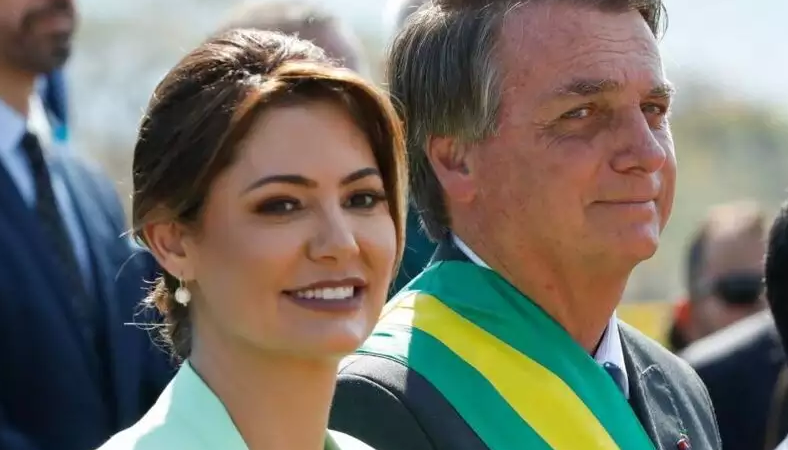 Bolsonaro visita o caixão e presta homenagem à rainha, em Londres