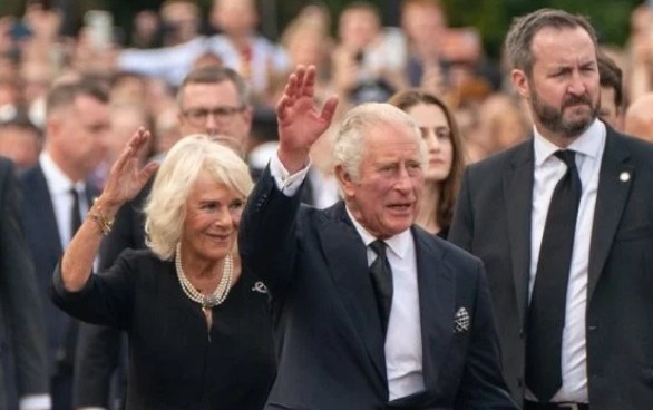 Ao ser proclamado rei, Charles III diz que seguirá o exemplo da mãe