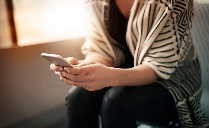 Pais que passam muito tempo no celular tendem a gritar mais com as crianças, diz estudo