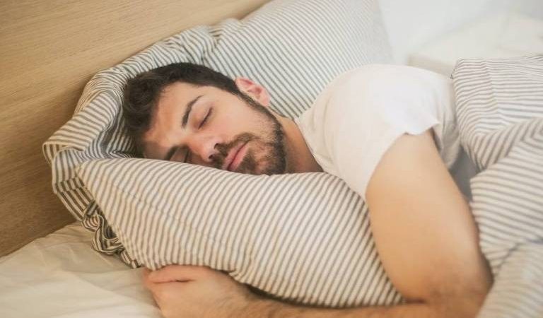 Dormir menos deixa as pessoas mais egoístas, indicam pesquisasc