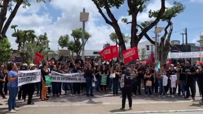 Paralisados por 24h, enfermeiros protestam contra decisão do STF que suspendeu novo piso