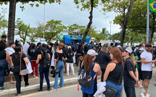 Enfermeiros tomam ruas da orla de Maceió em protesto contra decisão que suspendeu piso nacional