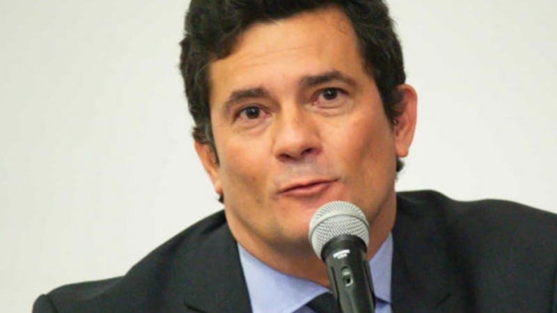 Bolsonaro defende Moro e diz que busca na casa de ex-juiz foi ‘covardia’