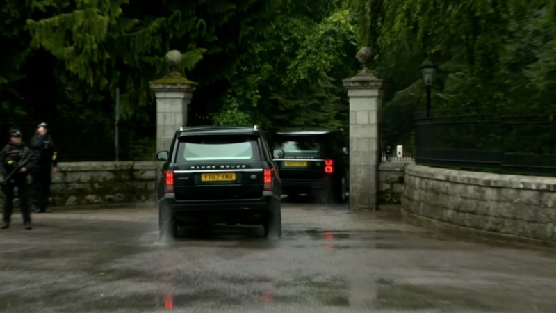 Família real provavelmente espera a chegada do príncipe Harry antes de qualquer anúncio ser feito, diz repórter da CNN