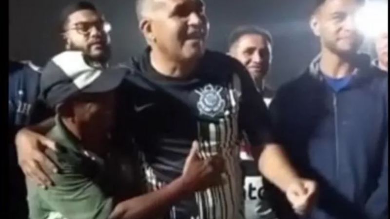 Prefeito com ex-campeão brasileiro e Copa Brasil acionam teste de iluminação em estádio de futebol