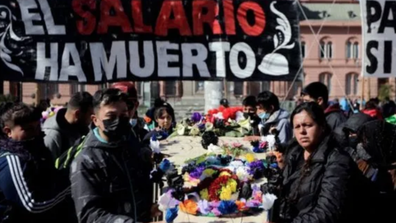 Como inflação de 70% ao ano na Argentina gera explosão de consumo e pobreza ao mesmo tempo