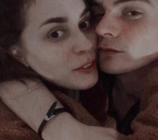 Irmãos levantam debate nas redes ao anunciarem relacionamento amoroso