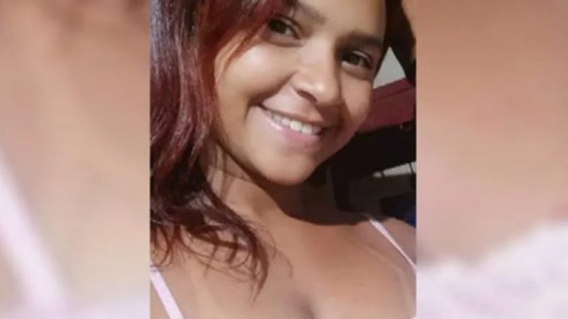 Mulher tem 80% do corpo queimado em incêndio após filho mexer em isqueiro e queimar sofá