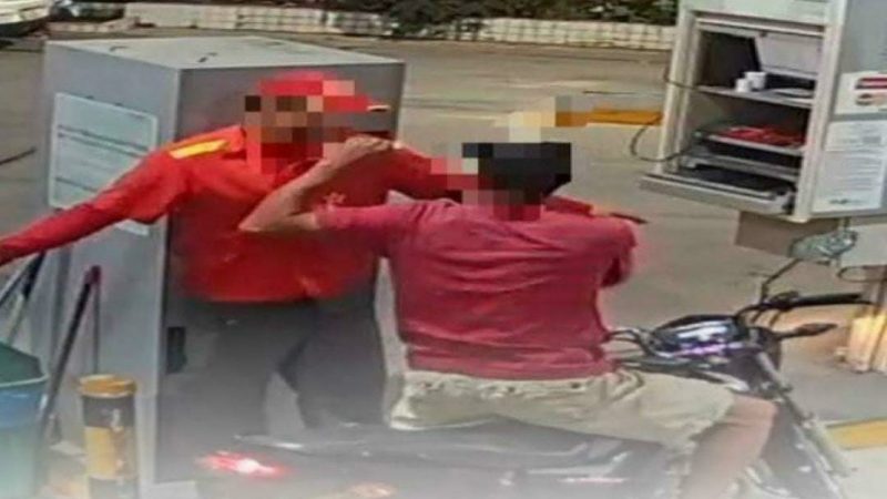 Filho usa moto da mãe para assaltar posto de combustíveis, leva surra dela e acaba na delegacia