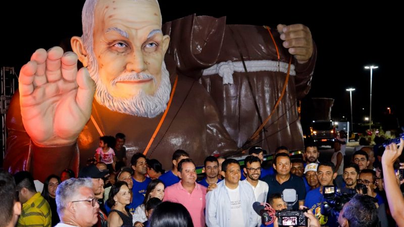 Imagem de Frei Damião é recebida por multidão em Belém do São Francisco-PE