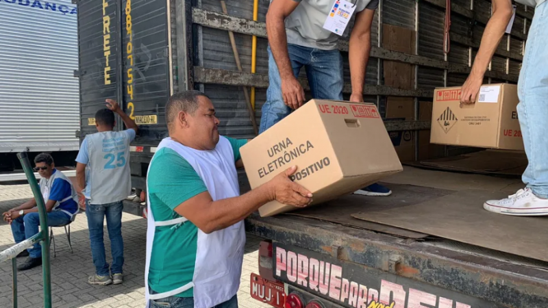 TRE-AL distribui urnas eletrônicas para locais de votação de Maceió