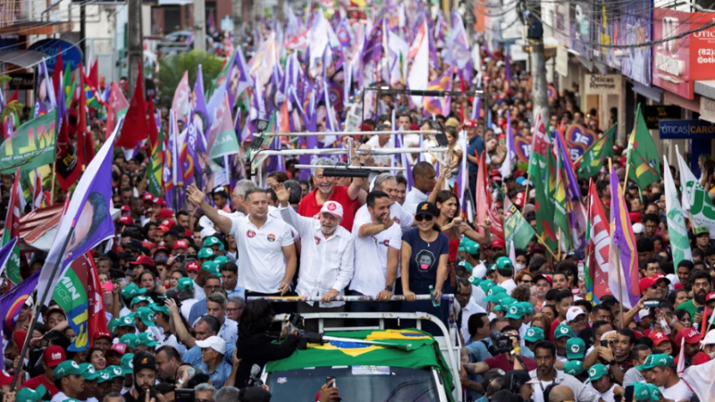 Lula segue agenda no Nordeste e faz caminhada em Maceió