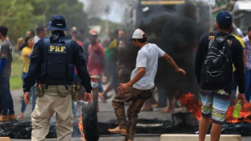 Após derrota de Bolsonaro, país tem 236 bloqueios em estradas