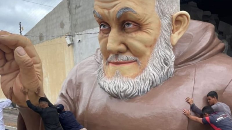 Estátua de Frei Damião já está sendo transportada para Palmeira dos Índios