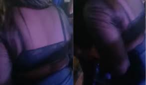 Mulher é gravada fazendo sexo oral com garçom em meio a bar
