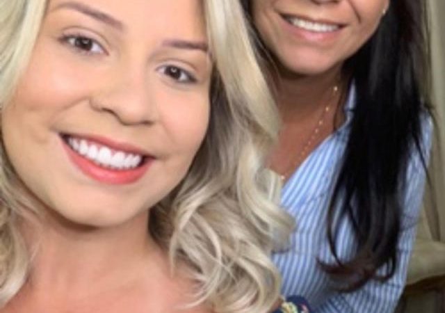 Dona Ruth, mãe de Marília Mendonça, decide viajar no fim de semana que completa 1 ano da morte da cantora