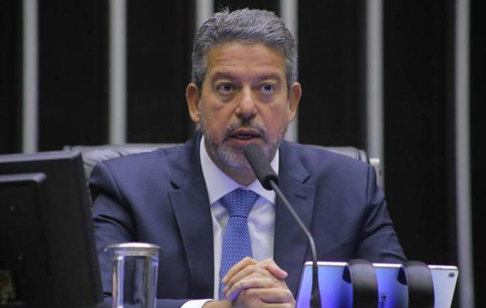 Lira diz que Congresso não deve recuar ‘um milímetro’ na discussão sobre emendas de relator